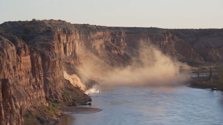Video: alarma por el desprendimiento de un acantilado sobre el río Limay