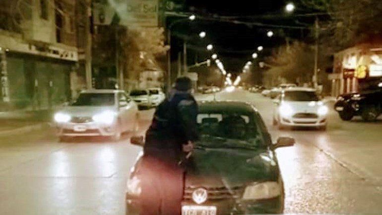 Embarazada y con un bebé, arrastró a un policía en el capot para evitar un control 