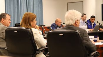 Empresarios y funcionarios se suman a la Gloria Ruiz. Empresarios y funcionarios se suman a la Gloria Ruiz.