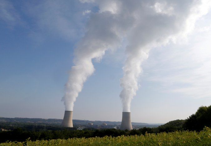 Foto de archivo. Torres de enfriamiento cerca de la planta de energía nuclear, Golfech, en la orilla del río Garona entre Agén y Toulouse en Francia. 29 de agosto de 2019. REUTERS/Regis Duvignau. Foto de archivo. Torres de enfriamiento cerca de la planta de energía nuclear, Golfech, en la orilla del río Garona entre Agén y Toulouse en Francia. 29 de agosto de 2019. REUTERS/Regis Duvignau.