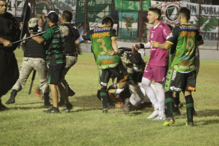 Escándalo: batahola generalizada en la final de la liga correntina