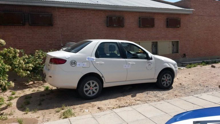 El móvil 08 del remisero asesinado anoche en Plaza Huincul.