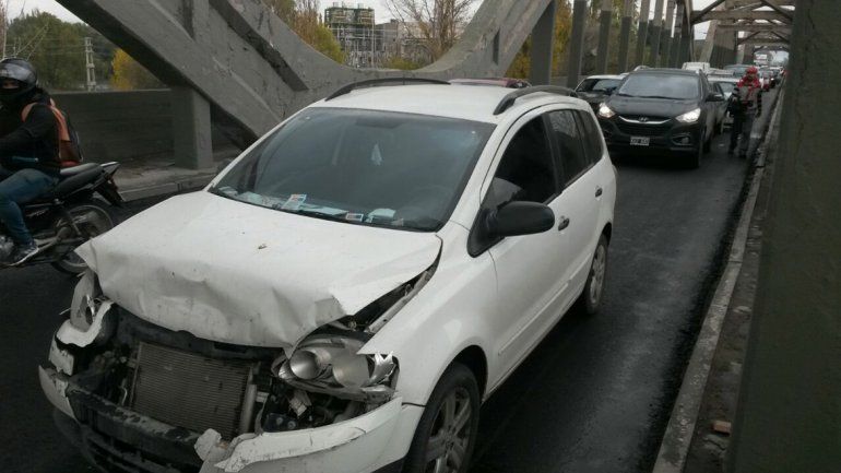 Se normalizó el tránsito en el puente viejo por un choque en cadena entre seis autos