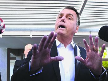 Jair Bolsonaro habría violado una medida cautelar impuesta por la Justicia