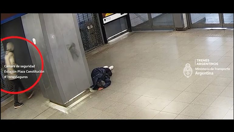 El momento en que el delincuente ingresa a la escena para robarle al indigente