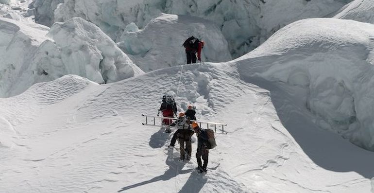 Inspección de la ruta Khumbu Icefall en el Everest por personal del SPCC.