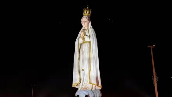 Se trata de una imagen de la Virgen de Fátima, tiene 54 metros de altura y está formada por un interior de poliuretano y un exterior de fibra de vidrio con resina, está uicada en el estado de Ceará, Brasil.
