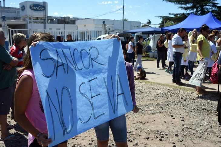 En los últimos años las protestas de los trabajadores de SanCor fueron recurrentes en las puertas de las empresa. En los últimos años las protestas de los trabajadores de SanCor fueron recurrentes en las puertas de las empresa.