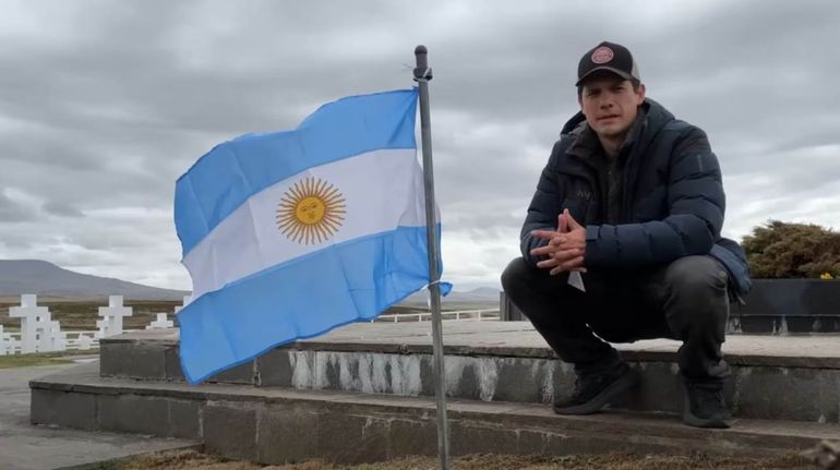 Influencer colombiano viajó a Malvinas e izó la bandera Argentina.&nbsp;