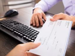 La entidad financiera buscó evitar esa multa alegando una reforma legislativa posterior a los hechos. La entidad financiera buscó evitar esa multa alegando una reforma legislativa posterior a los hechos.