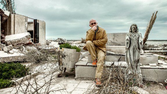 MATERIAL EXCLUSIVO: Retrato de una tempestad. El Indio en &nbsp;Epecuén (a unos 500 km de Buenos Aires), espacio que escogió el propio cantante para realizar una serie de postales de un lugar absolutamente surrealista a causa de la crecida del agua.