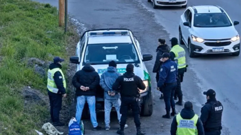 Robaron con inhibidor de alarmas en Villa La Angostura y se dieron a la fuga: los persiguieron hasta El Bolsón Robaron con inhibidor de alarmas en Villa La Angostura y se dieron a la fuga: los persiguieron hasta El Bolsón