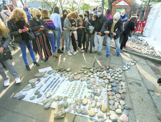 La marcha fue para homenajear a los fallecidos por COVID-19.