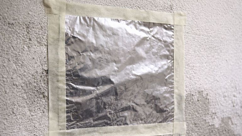 Una lámina de aluminio sellada sobre la pared permite identificar si la humedad proviene del interior del muro o del ambiente.