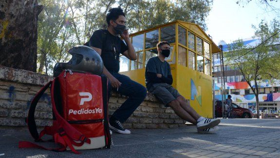 Hay cada vez más desocupados que salen a hacer delivery