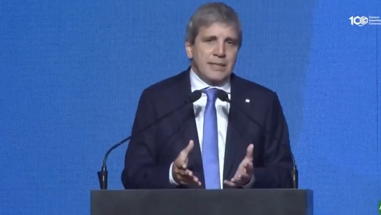 Luis Caputo en la apertura del Council of Americas del 2025