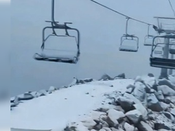 Hubo un brusco descenso de temperatura que sorprendió a todos en el Cerro Catedral. Foto: Gentileza. Hubo un brusco descenso de temperatura que sorprendió a todos en el Cerro Catedral. Foto: Gentileza.