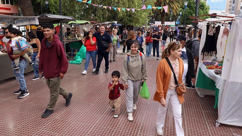 En 21 fotos, así arrancó la Feria de Artesanos de Neuquén