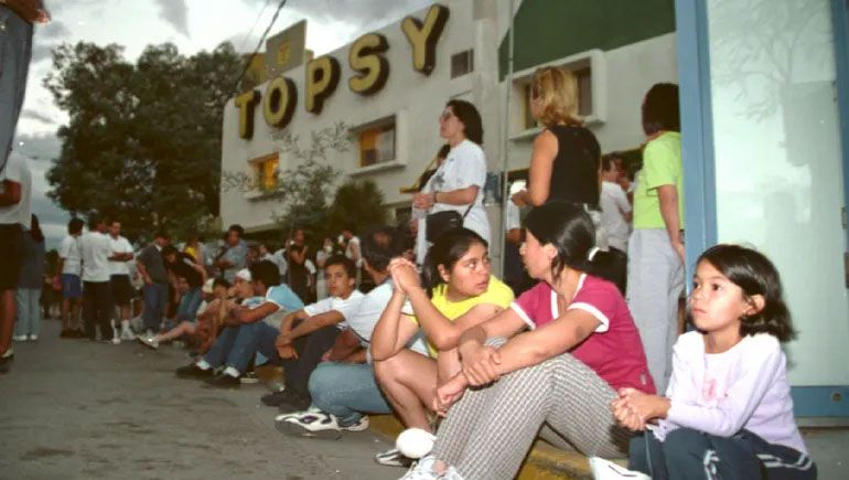Los vecinos del barrio hicieron una vigilia en defensa del supermercado. Los vecinos del barrio hicieron una vigilia en defensa del supermercado.