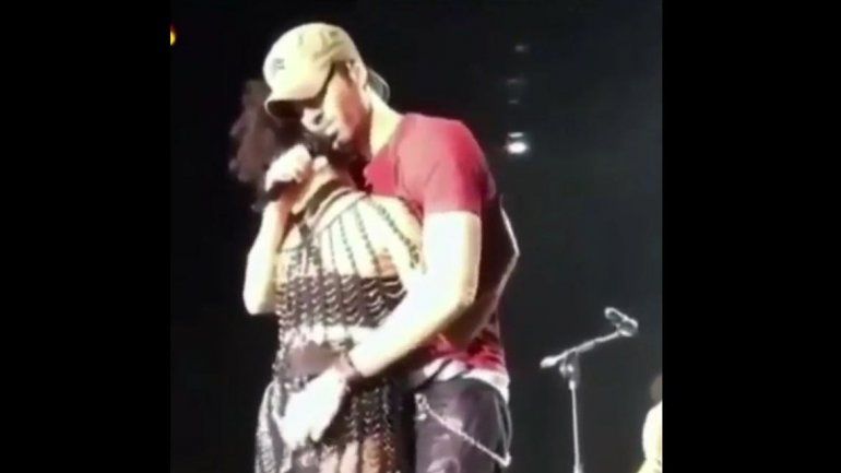Enrique Iglesias manoseó a una mujer en pleno show