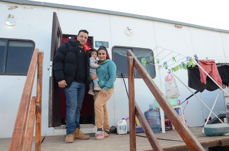 Daniel junto a Romina, que es trapecista y que en el espectáculo también participa de los números de magia. Están juntos hace más de diez años, desde el día en el que ella y sus padres  se sumaron a trabajar al circo.