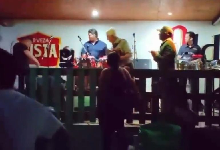 Un recital terminó en escándalo tras una brutal pelea por problemas de sonido Un recital terminó en escándalo tras una brutal pelea por problemas de sonido