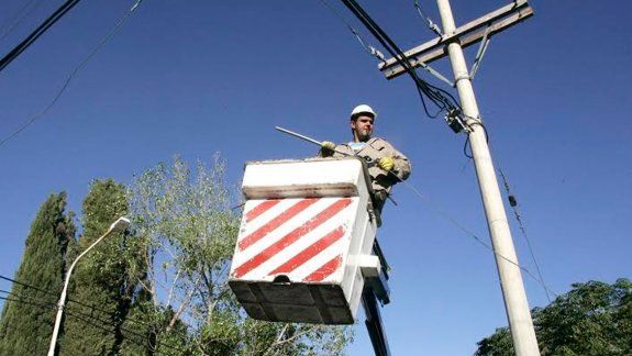 Los operarios del EPEN, trabajando en la esquina de Guatemala y Jujuy.