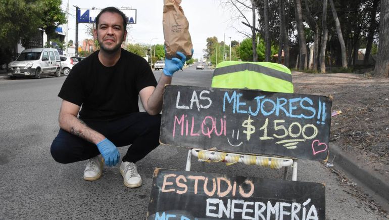 Gabriel quiere completar su carrera profesional. Para ello vende tortas fritas.