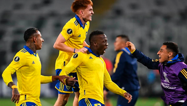 Boca le ganó 2-0 a Colo Colo en Chile: el golazo de Advíncula