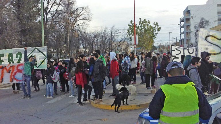 Los estudiantes cortaron la Avenida San Martín para protestar.