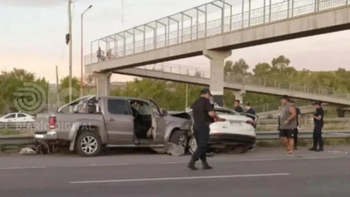 La camioneta impactó contra el lateral izquierda del taxi, que intentó cruzar la ruta. 