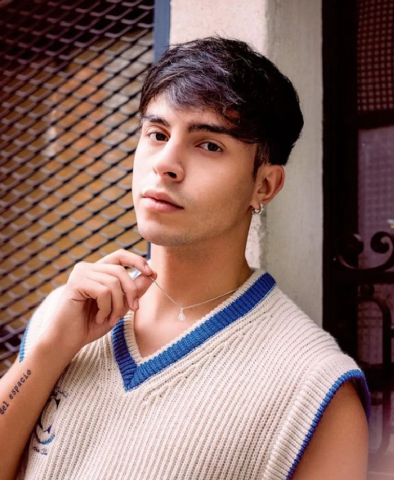 Las fans de Rusherking están seguras de que la cadenita es un regalo de un viejo amor. Las fans de Rusherking están seguras de que la cadenita es un regalo de un viejo amor.