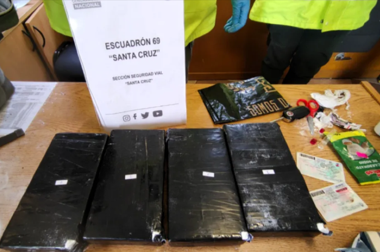 Además de los cuatro envoltorios con droga, al exgendarme le secuestraron un celular, las llaves de un vehículo y el DNI de un tercero. Además de los cuatro envoltorios con droga, al exgendarme le secuestraron un celular, las llaves de un vehículo y el DNI de un tercero.