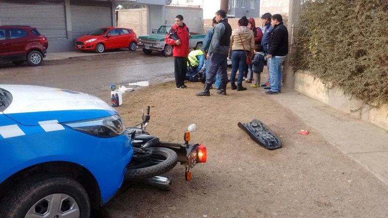 La moto quedó debajo del móvil y la Policía detuvo a los agresores.