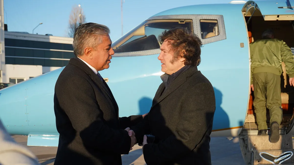 El gobernador Rolando Figueroa con el presidente Javier Milei. / Foto Archivo