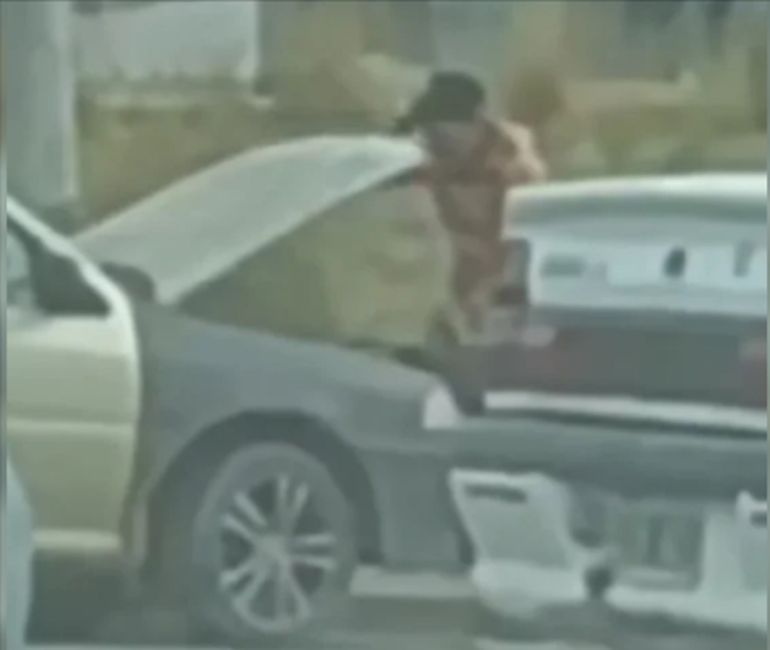En abirl, el video de un ladrón levantando el capot de un auto en el mismo lugar y llevándose varias piezas del motor, ya había generado indignación en las redes. En abirl, el video de un ladrón levantando el capot de un auto en el mismo lugar y llevándose varias piezas del motor, ya había generado indignación en las redes.