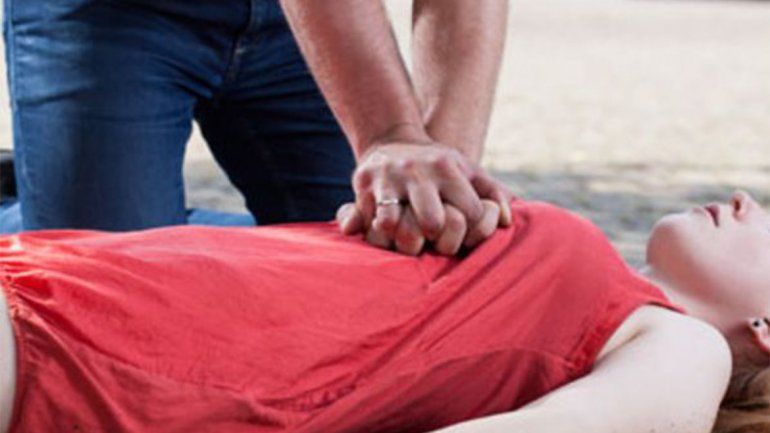 Policías salvaron la vida de una mujer que sufría un paro cardíaco en plena calle