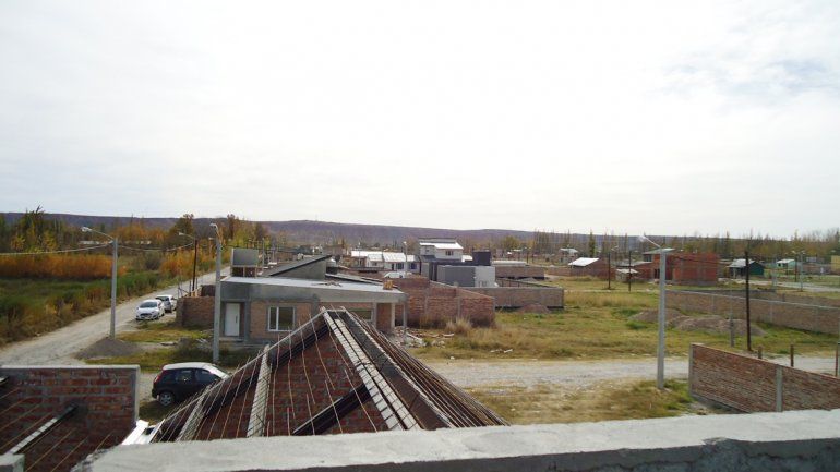 El loteo se fue poblando desde hace 4 años y hoy viven allí unas 80 familias. Hay muchas obras en construcción.