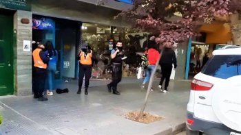 Se robó un par de zapatillas y la atraparon en la huida