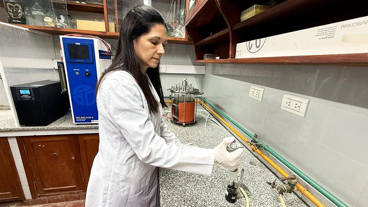 Irazusta operando el Biorreactor de 7 litros adquirido como parte del convenio. Fotografía: Antonella Flamini Irazusta operando el Biorreactor de 7 litros adquirido como parte del convenio. Fotografía: Antonella Flamini