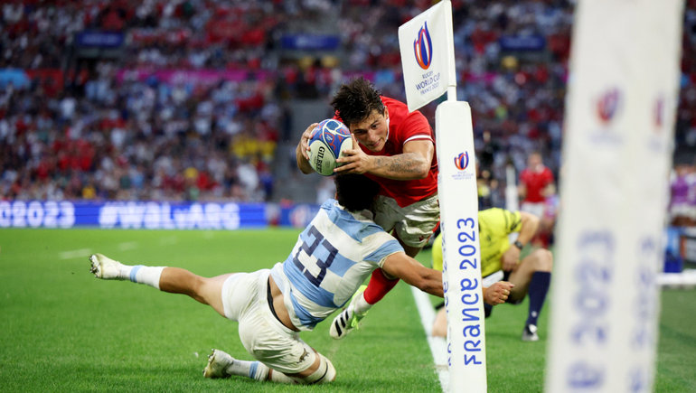 El tackle de Matías Moroni a Rio Dyer en Los Pumas 29 Gales 17.&nbsp;