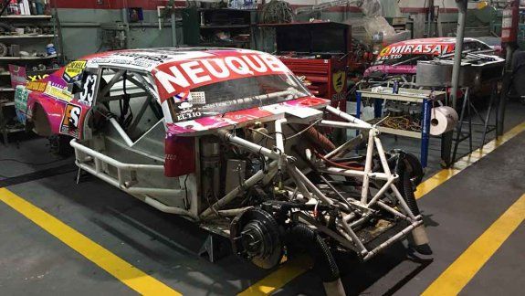 El auto de Camilo Echevarría en el taller de su nueva estructura.