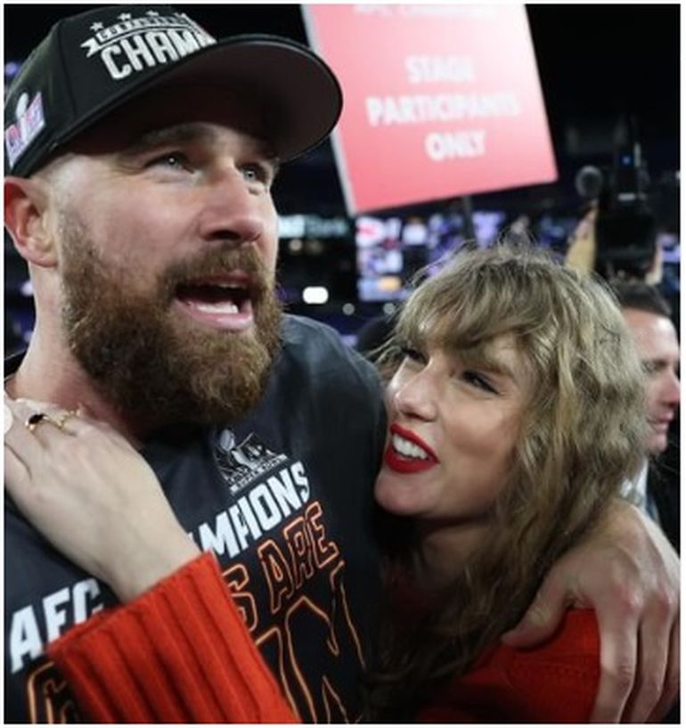 Taylor Swift y Travis Kelce, en el estadio. Taylor Swift y Travis Kelce, en el estadio.