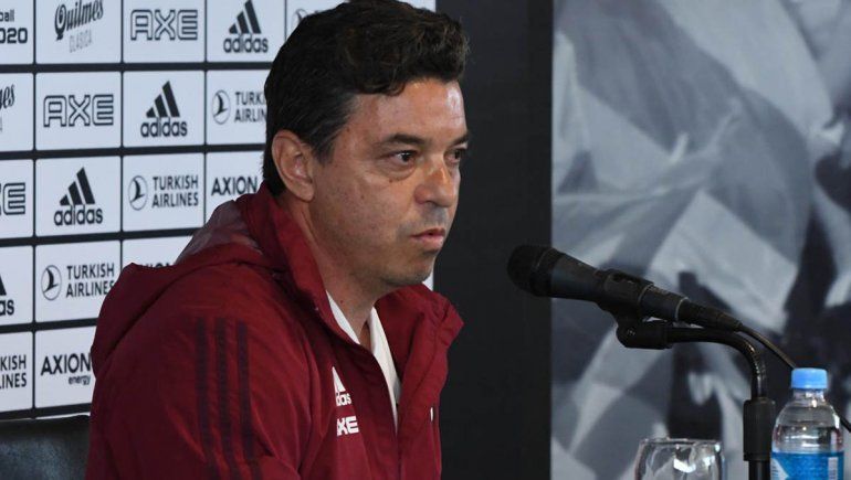 A Gallardo no le gustó el palo de Riquelme y lo mandó a comer asados con amigos