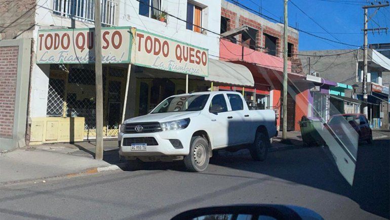 Roban una camioneta de la puerta de la comisaría de Plottier