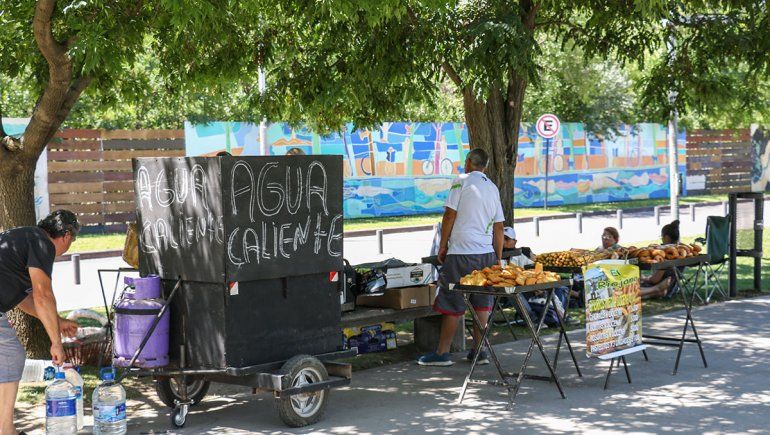 Ambulantes del río se hacen el verano a pesar de la crisis