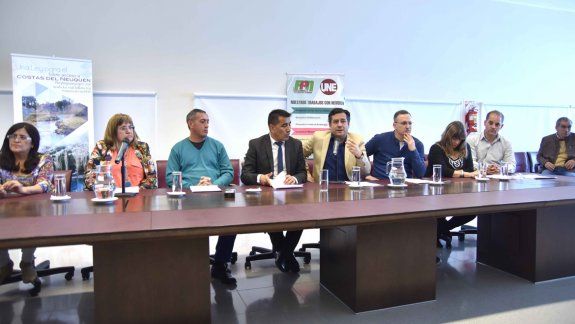 Los dirigentes políticos de ambas provincias, ayer, durante la conferencia de prensa en la que reiteraron duras acusaciones contra la conducción de la AIC.