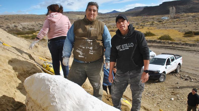 El geólogo Alberto Garrido y el protagonista del hallazgo,&nbsp; Jorge Necul.