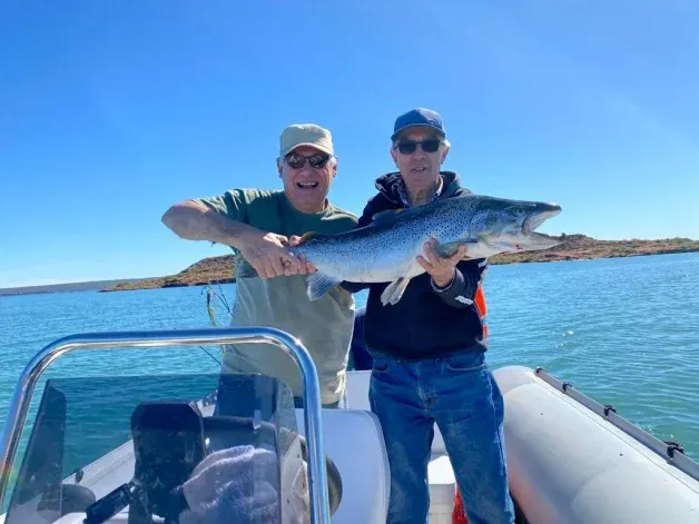 Los pescadores que ayudaron para sacar una trucha de 10 kilos. Gentileza. Los pescadores que ayudaron para sacar una trucha de 10 kilos. Gentileza.