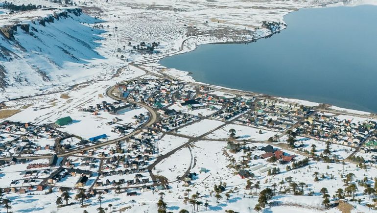 Completamente blanco: así está el pueblo neuquino más lindo del mundo en medio del alerta por nieve